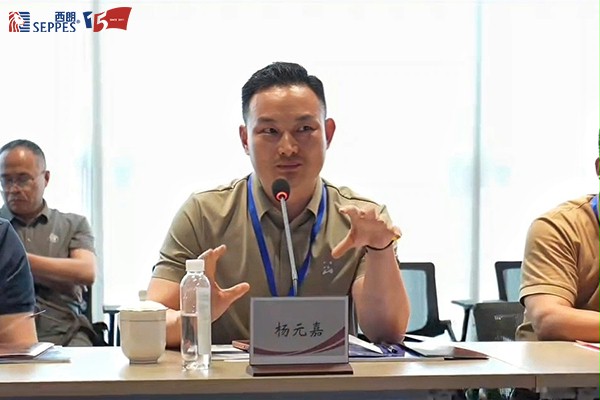 西朗门业杨元嘉董事长与胜科纳米董事长李晓旻博士做现场交流 西朗门业杨元嘉董事长与胜科纳米董事长李晓旻博士做现场交流