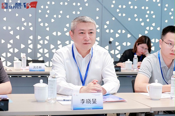 胜科纳米董事长李晓旻博士与参会嘉宾现场交流 胜科纳米董事长李晓旻博士与参会嘉宾现场交流