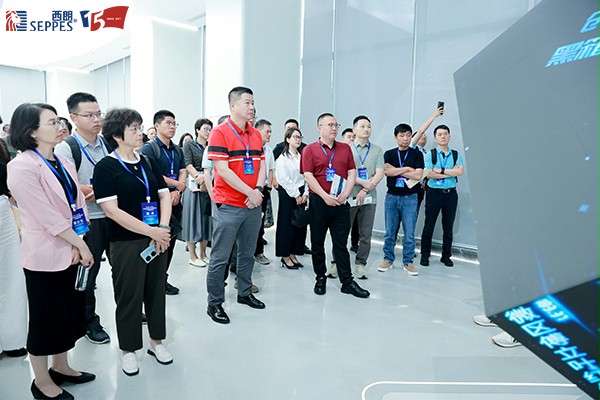 苏商企业家代表参观胜科纳米展厅 苏商企业家代表参观胜科纳米展厅