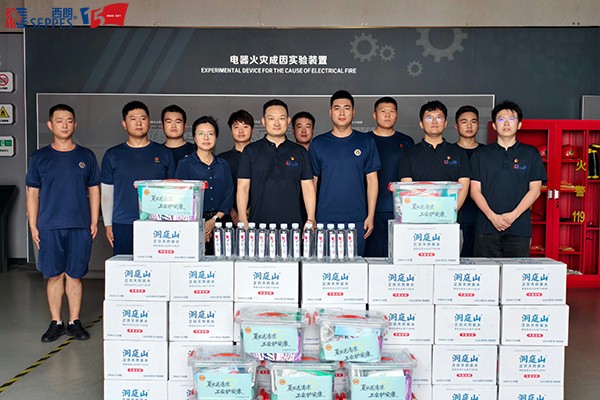 西朗送清凉到达吴中消防中心 西朗送清凉到达吴中消防中心