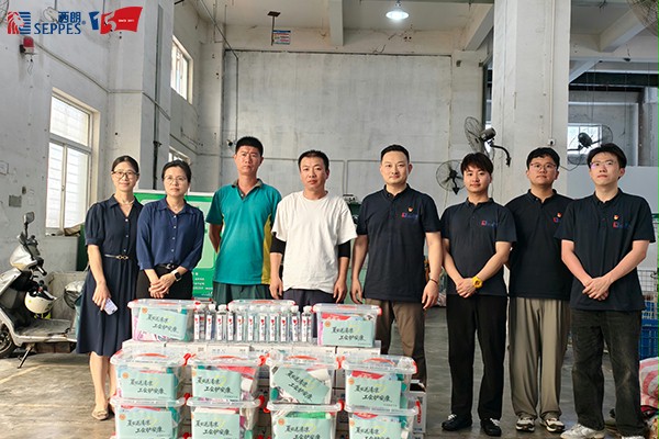 西朗门业送清凉合影 西朗门业送清凉合影